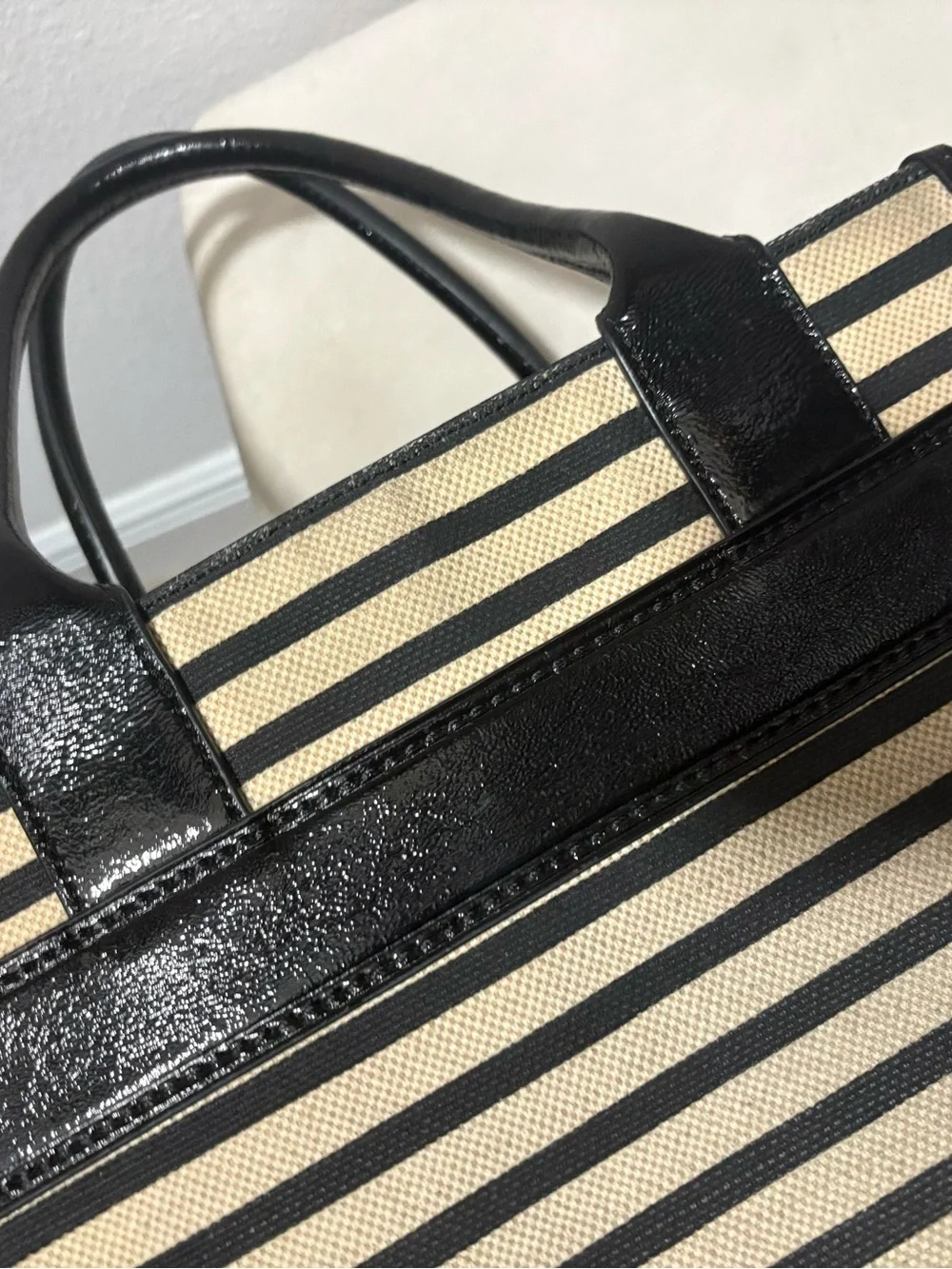 Kate Spade New York Quinn Villabella Fabric hand Bag black / natural striped